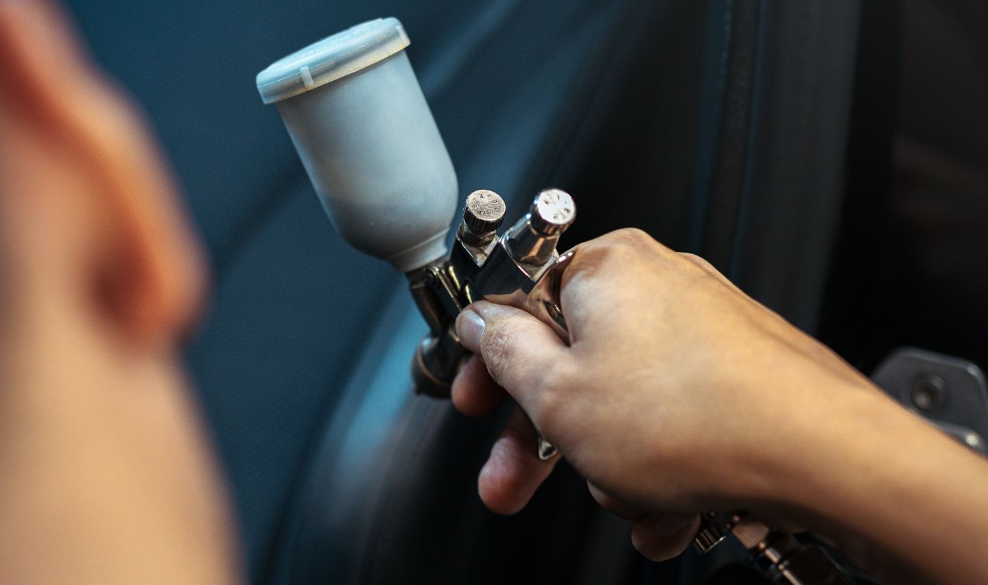 Age Stop -käsittely levitetään auton sisustukseen